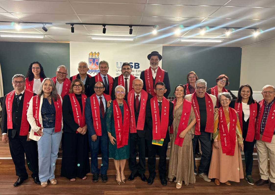 Membros da Academia de Letras de Jequié reunidos em Sessão Solene na UESB